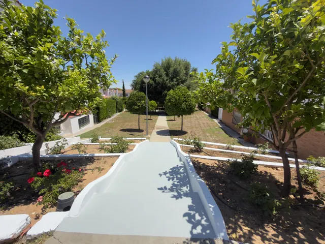 Vive en Simón Verde: Casa pareada con patio, garaje cubierto, piscina y el metro a un paso. — 37