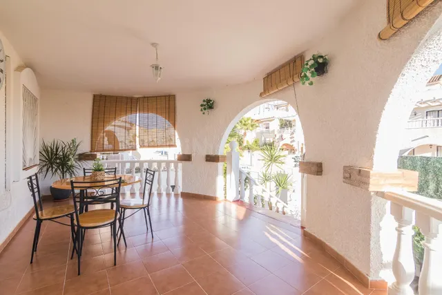 CHALET PAREADO A UN PASO DEL CAMPO DE GOLF CON 5 habitacione - foto 4