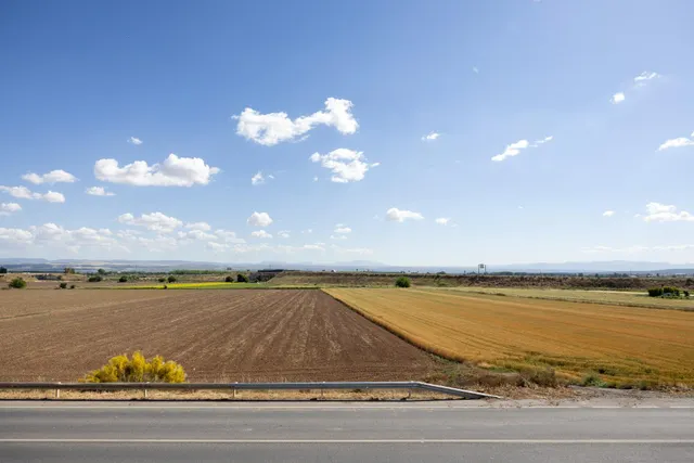 ¡OPORTUNIDAD ÚNICA! Edificio Multifuncional de 900 m2 en Plena Vega Granadina, en primera línea de carretera. — 32