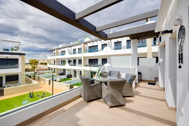 PRECIOSO BUNGALOW PLANTA ALTA CON SOLÁRIUM, TERRAZA, PISCINA - foto 4