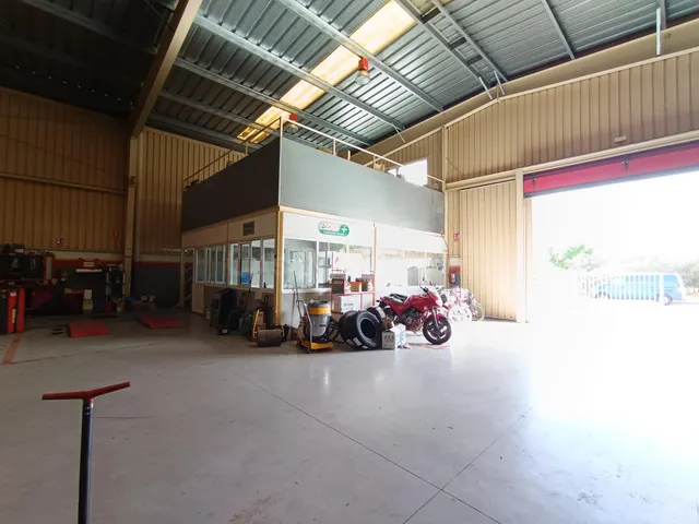 Taller automovil muy bien ubicado en la zona industrial de l - foto 4