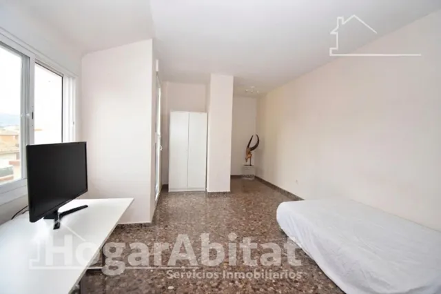 PRECIOSO ÁTIO CON TERRAZA Y TRES BALCONES — 42