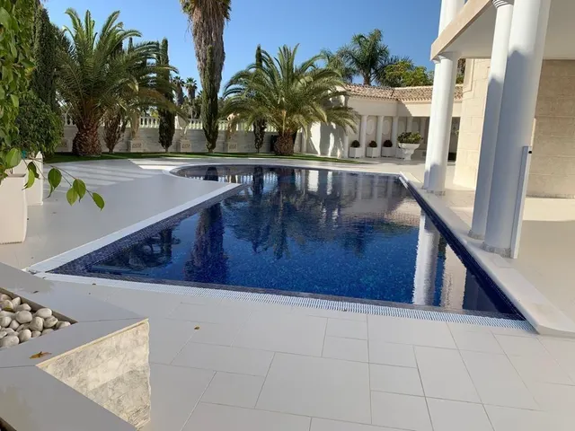 Majestuosa villa de lujo en La Caleta con vistas al mar - foto 5