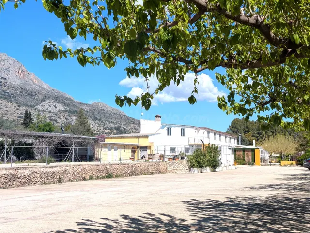 En venta Finca rústica con chalet privado e instalaciones de - foto 2