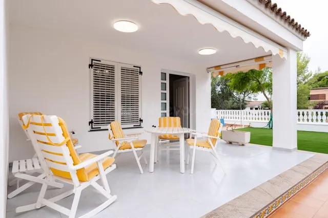 Amplia vivienda con piscina privada, terraza y garaje cerrado — 4