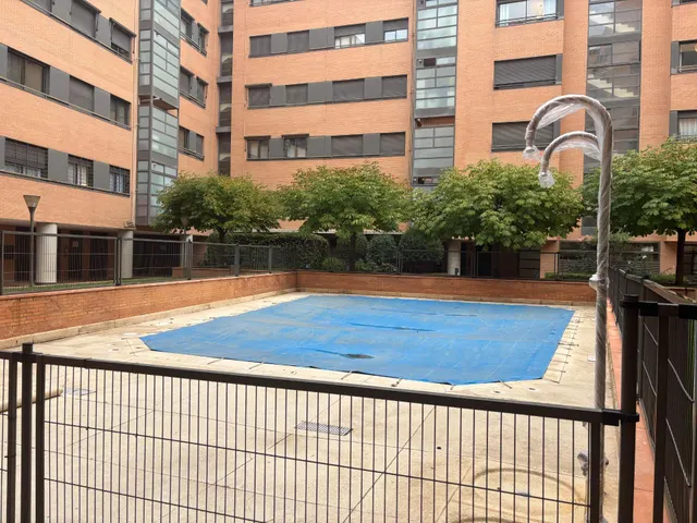 Piso EXTERIOR de 3 DORM con 2 plazas de garaje y piscina en Sanchinarro — 28