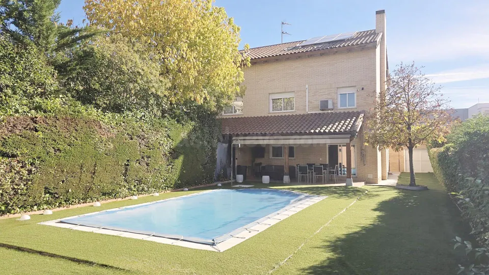 Alquiler de habitaciones por temporada en chalet con piscina de Villanueva de la Cañada (Madrid).