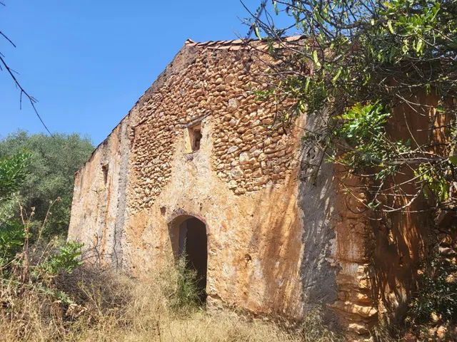 MASIA PARA REFORMAR CON TERRENO EN TÉRMINO DE VALL D'ALBA, L