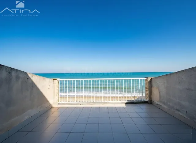 Exclusivo adosado en primera línea de playa en Daimús, una p