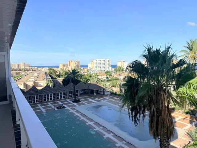 Apartamento con una gran terraza esquinera en  la urbanización Arpón II, en el kilómetro 4 de La Manga del Mar Menor. — 26