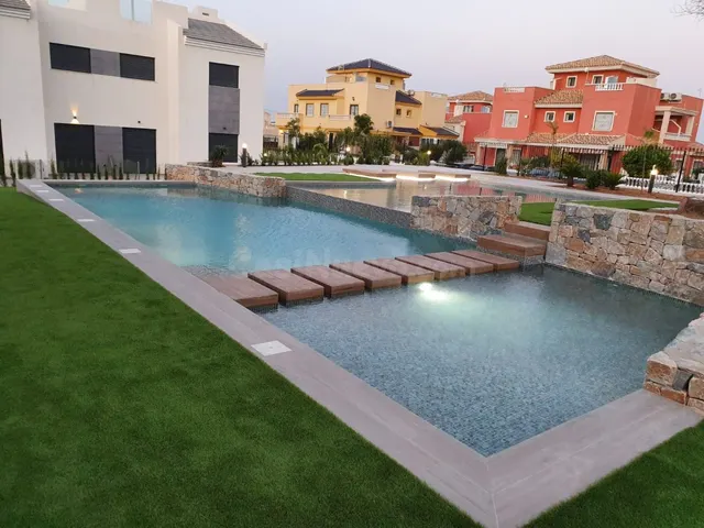 Chalet de 82 m² con terraza y jacuzzi en Torrevieja, Alicant - foto 3