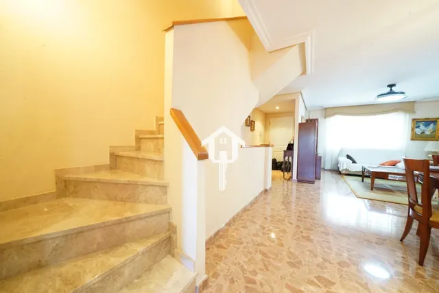 Chalet adosado con buhardilla en ciudad jardín de Alicante: garaje para 4 vehículos, terraza de 30m2 y piscina — 28