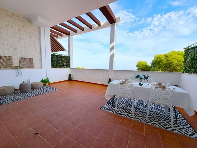 Bajo elevado con gran terraza, vistas al mar y parking priva - foto 5