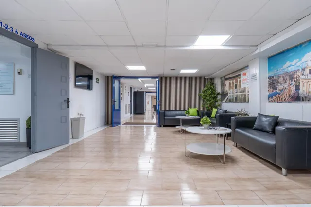 Venta de amplio y funcional local en zona inmejorable (avda. madrid) - Granada — 9