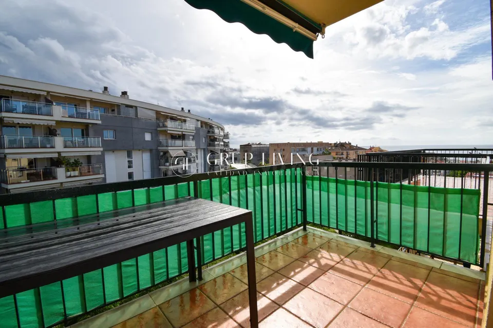 PISO LUMINOSO CON TERRAZA Y VISTAS DESPEJADAS EN SITGES