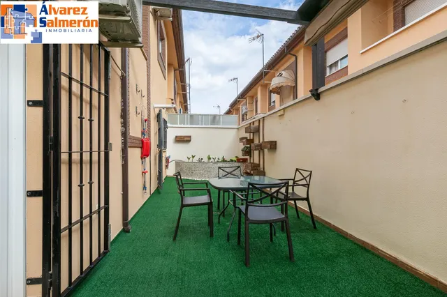 ¡Tu nuevo hogar te espera en Churriana de la Vega! Casa adosada con patio, garaje y futura parada de metro a pocos pasos. — 28