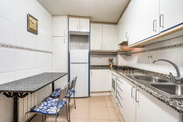 Piso 77m2., 3 Dormitorios, 2 Baños. Exterior con Patio y Ascensor. — 7