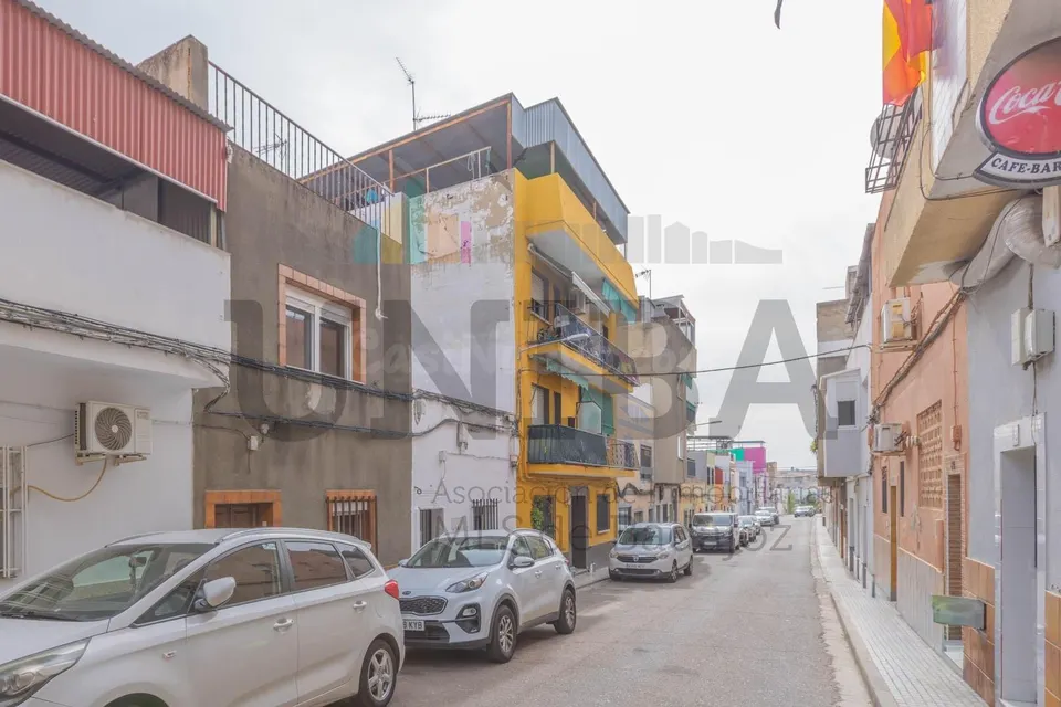 Casa de dos plantas con patios y azotea en Antonio Domínguez