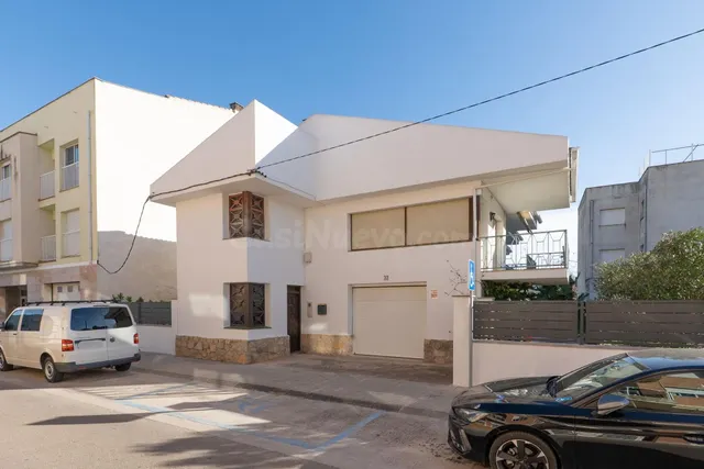 Amplia casa con elevador, calefacción por radiadores, almacé