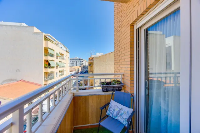 Amplio piso con 4 dormitorios, terraza y garaje en el centro de Torrevieja — 4