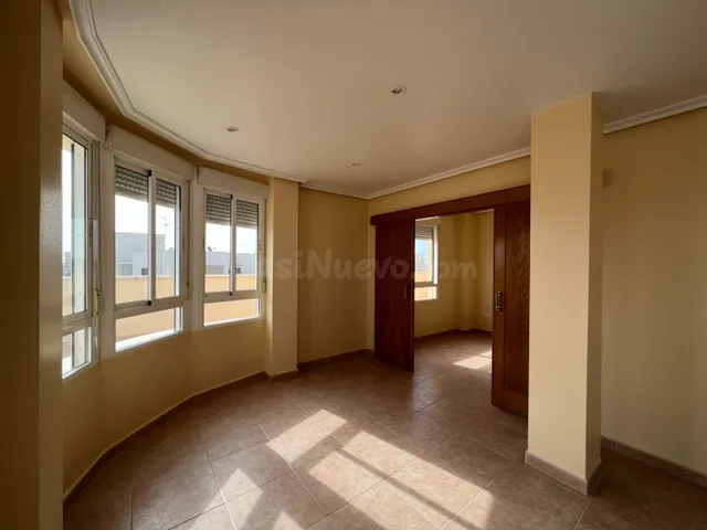 ATICO DE 5 DORMITORIOS 3 BAÑOS, TERRAZA, EN CENTRO DE TORREV - foto 2