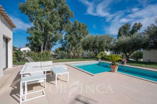 Casa moderna de una sola planta con gran jardín y piscina a  - foto 4