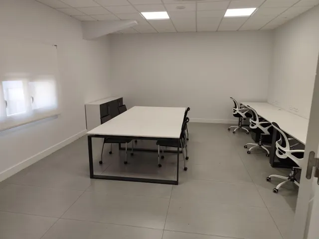 Nave en Poligono de Las Quemadas totalmente reformada y perfectamente instalada para uso mixto de oficinas y almacen — 20