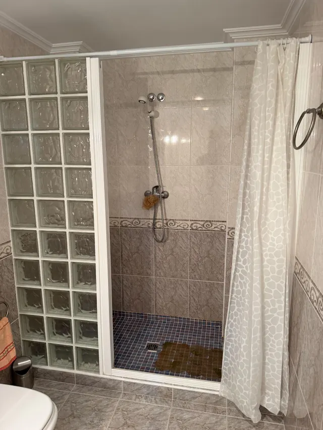 Piso con ascensor, 4 dormitorios, 2 baños, cocina 19 m2 con patio pisable, salon comedor, tres piezas a la calle. — 20