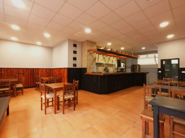 OPORTUNIDAD · LOCAL DE HOSTELERÍA LUMINOSO Y CON SALIDA DE GASES EN VIGO — 7
