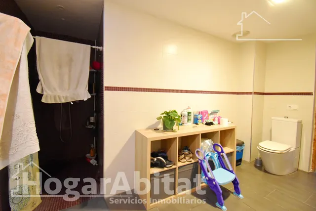 Casa luminosa y esquinera con balcón y dos terrazas, toda amueblada, en el centro — 25
