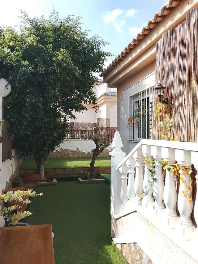Casa en Benimar con gran jardín, solárium privado y amplios  - foto 4