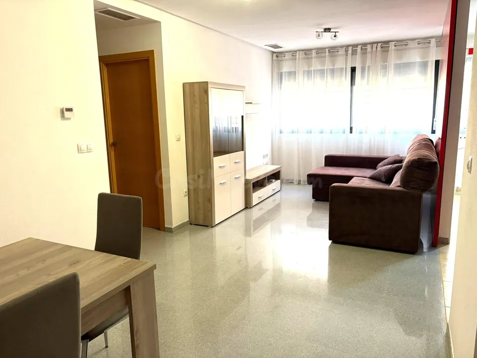 Se alquila piso seminuevo de 3 habitaciones y 2 baños!!!