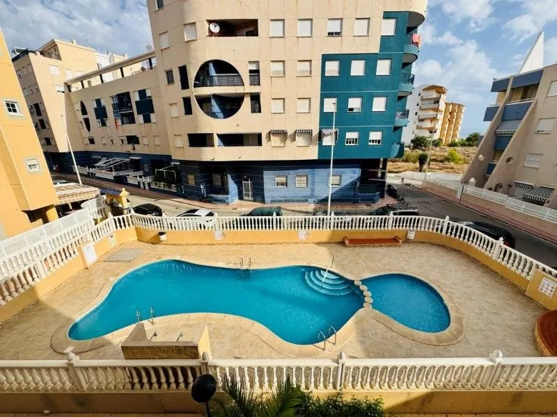 Apartamiento 200 metros de la playa con piscina comunitaria 38 km del aeropuerto de Alicante