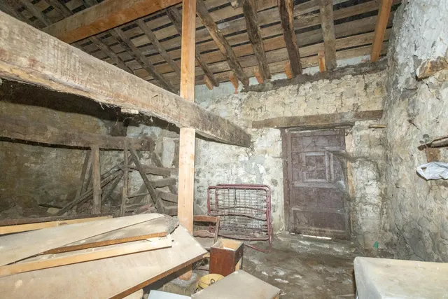 Casona montañesa y cuadra de piedra — 31
