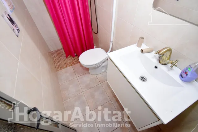 ¡OPORTUNIDAD DE INVERSIÓN! CASA CON BALCÓN Y PATIO EN EL CENTRO — 45