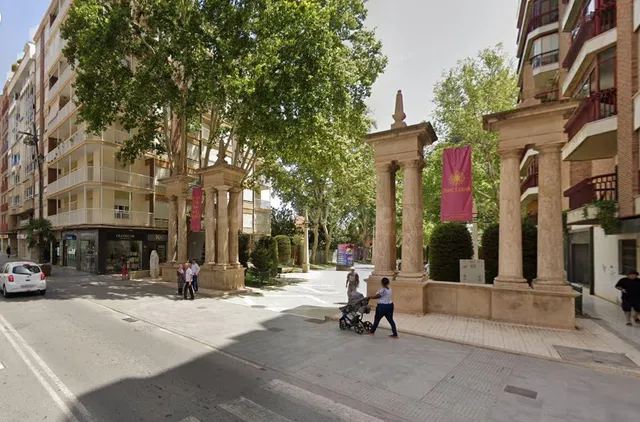 PISO 4 DORMITORIOS Y TERRAZA EN EL CENTRO - EN LA COLUMNAS -