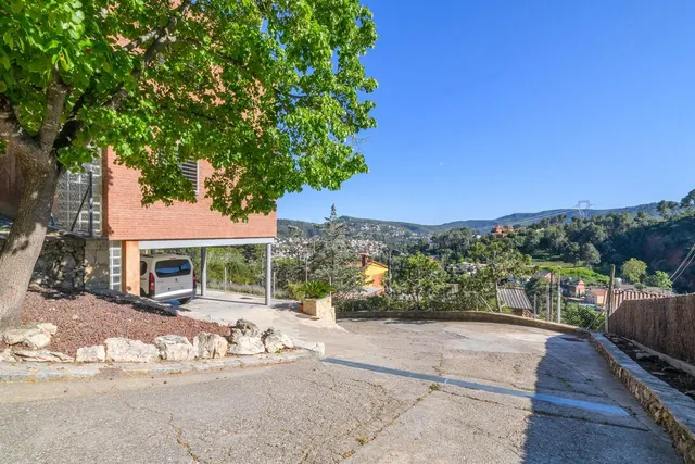Casa en Vallirana con 3 terrazas, vistas abiertas, placas so - foto 5