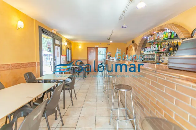BAR DELANTE DE LA TORRE VELLA DE SALOU — 8