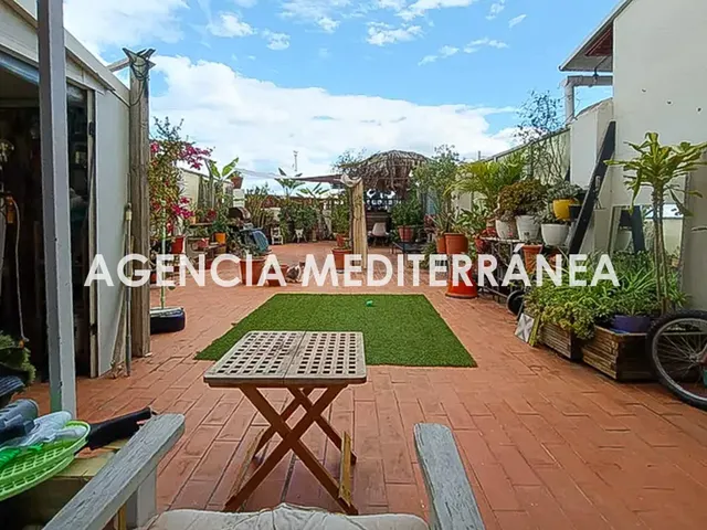 ¡Oportunidad única en Extramurs! Piso con carácter y gran te - foto 5