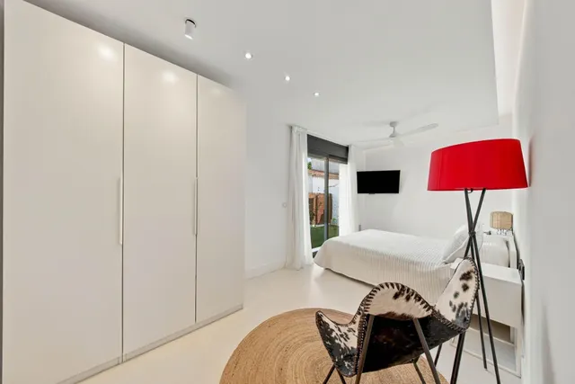 Exclusiva villa de diseño moderno con piscina privada, jardín, garaje y domótica avanzada — 29