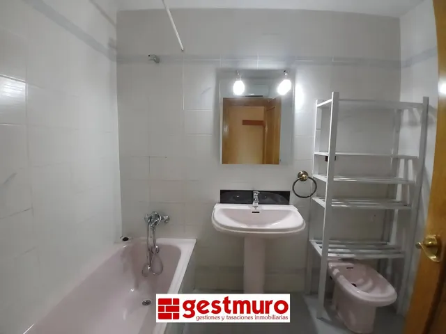 Piso alquiler alameda de san antón sin muebles con plaza de garaje y agua incluida!! — 13