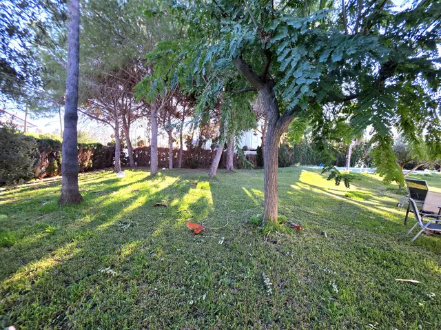 Se vende villa próxima al término municipal de Benicàssim, muy cerca de la playa. La casa está sobre una parcela de 1.889 m2, de la cual saldrían 3 parcelas de 629 m2 en caso de querer dividir el — 11