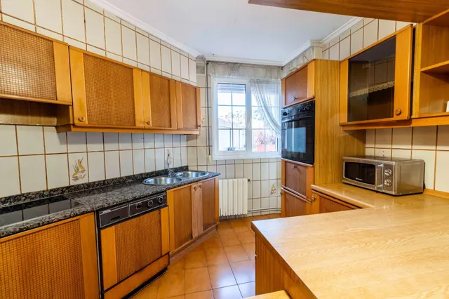 Piso espacioso con terraza y balcón en urbanización privada - foto 5