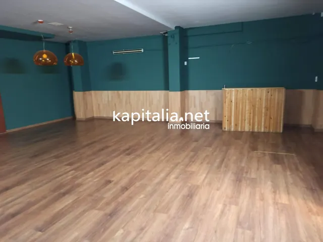 GRAN LOCAL A LA VENTA EN EL GENOVÉS — 10