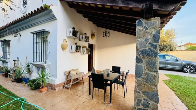 Chalet independiente con piscina, jardín y aparcamiento privado — 8