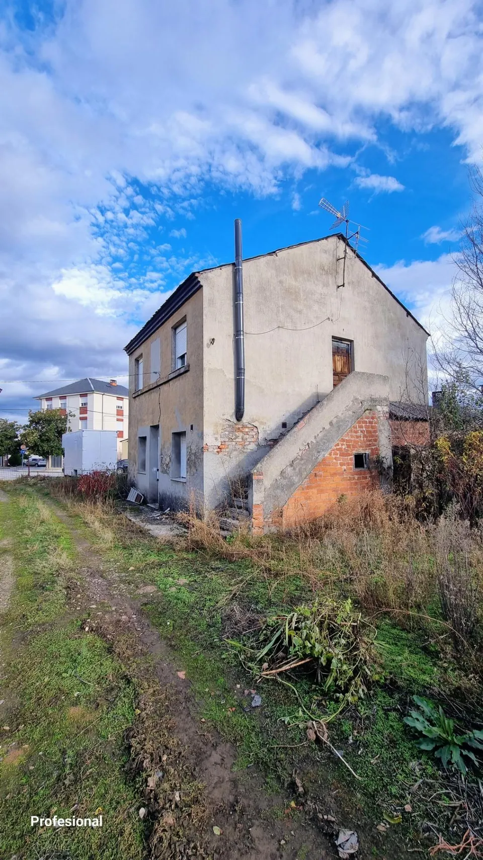 CASA CON TERRENO EN COLUMBRIANOS