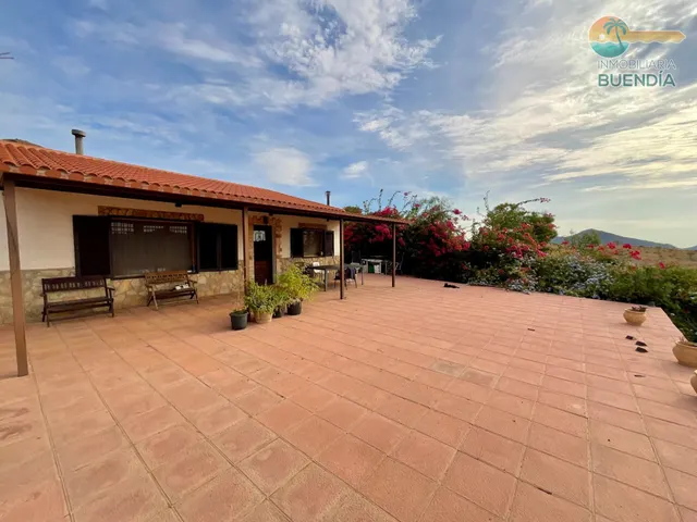ENCANTADORA CASA CON VIÑEDO ECOLÓGICO, VISTAS PANORÁMICAS Y 