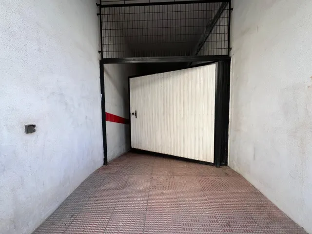 Amplia plaza de garaje de 33 m2 a solo 150 metros del mar — 8