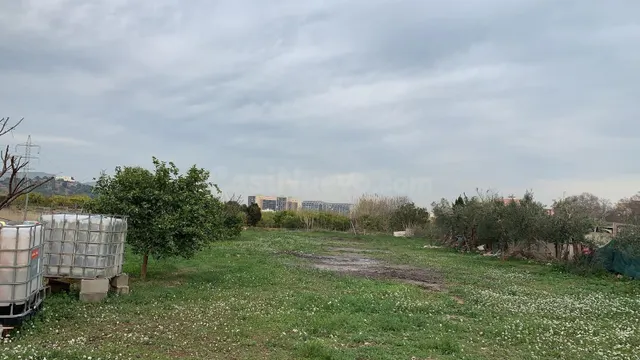 Finca rústica con construcción, agua y 1.875 m2 a pocos minu