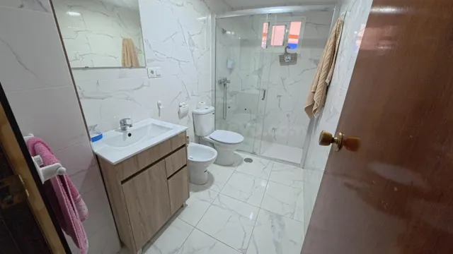 Apartamento en primera línea de playa en Benidorm – Alquiler - foto 4